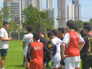 Goeber Maia pontua alguns talentos avaliados na Escola SPFC Palmas