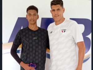 Goeber Maia pontua alguns talentos avaliados na Escola SPFC Palmas