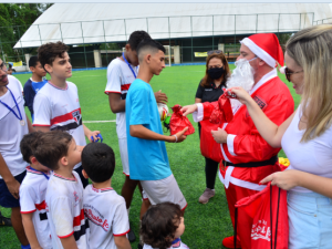 Danilo Gomes e Papai Noel fazem a festa da garotada na AABB